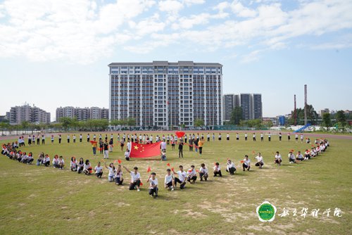 应用设计系举行“我与国旗同框 庆祝新中国成立70周年”主题活动