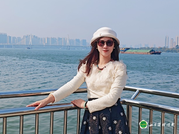 林晓青　教务秘书